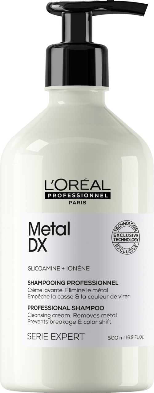 Eine weiße Flasche mit Pumpkopf, beschriftet als L'Oréal Metal DX professionelles Shampoo zur Metallentfernung aus Haaren.