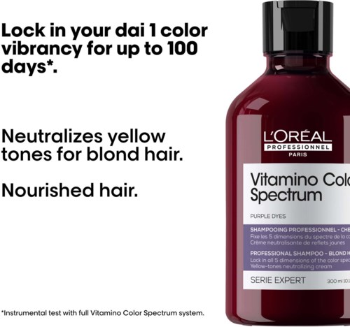 De fles is donker met een rode tint, gelabeld L'Oréal-shampoo voor blond haar, gericht op kleurlock en neutralisatie van gele tonen.