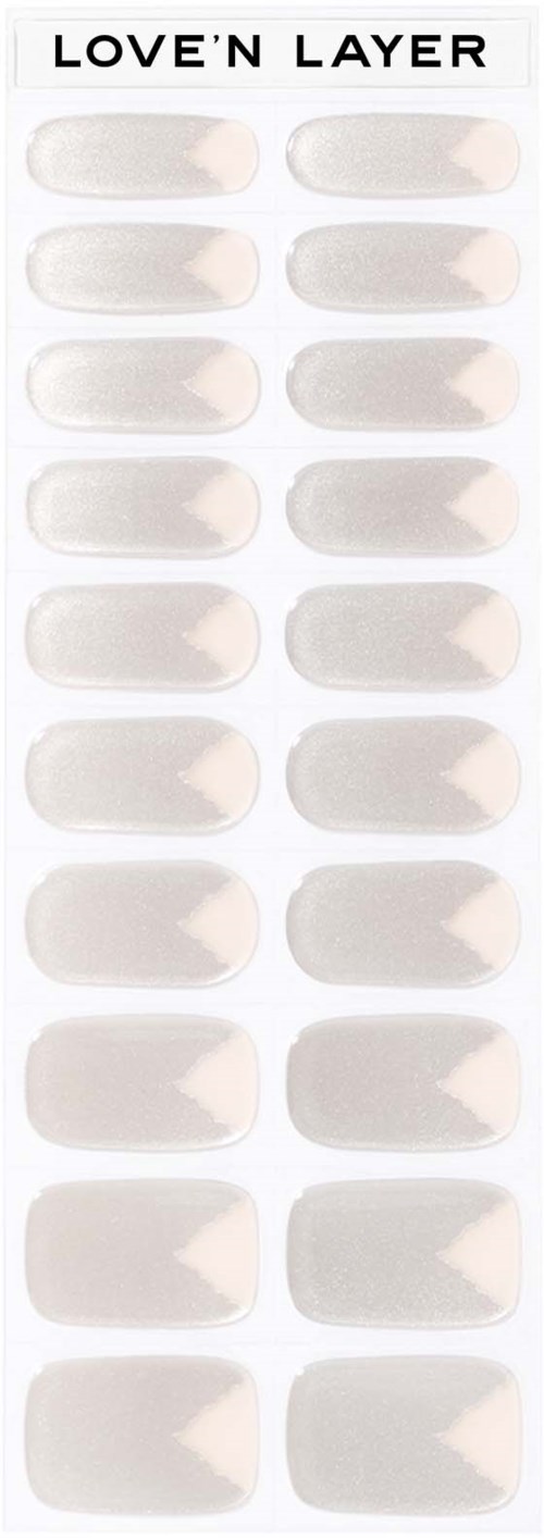 Klart, långa nageltips märkta 'LOVE'N LAYER' ordnade i två kolumner. De är genomskinliga och ovalformade.