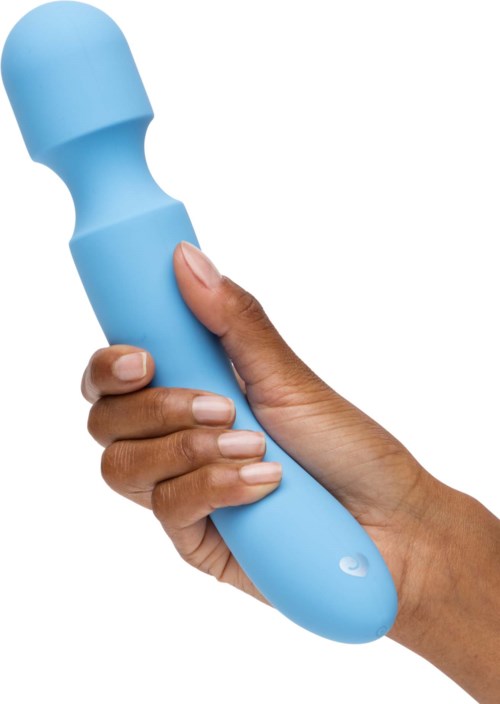 Eine Hand hält ein blaues, gebogenes Gerät mit einer runden Spitze. Das Gerät sieht aus wie ein persönliches Massagegerät.