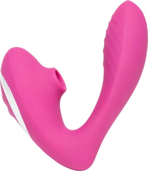 Ein pinkes, gebogenes Sexspielzeug mit strukturierten Rillen und einem weißen Strap. Es ist flexibel für Komfort.