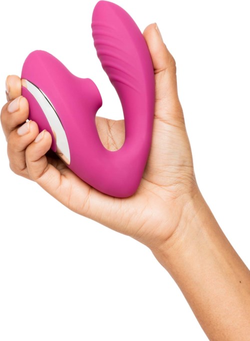 Eine Hand hält einen pinken, u-förmigen Vibrator mit einer texturierten Seite und einem weißen Knopf.
