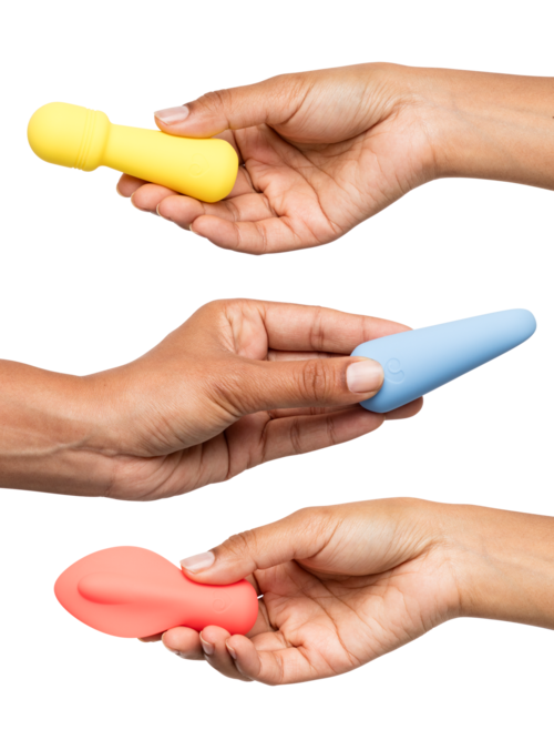 Drei Hände mit jeweils einem bunten Sexspielzeug: gelb, blau und rosa.
