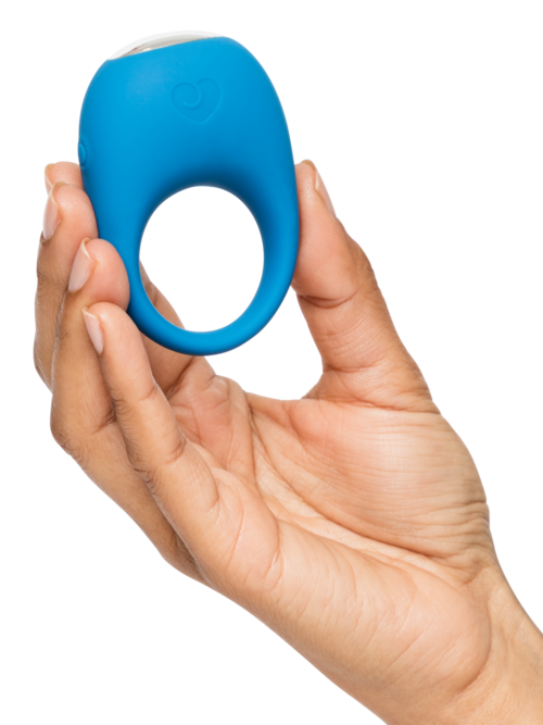 Eine Hand hält einen blauen Silikonring mit einem Loch in der Mitte, zum Tragen an Fingern.