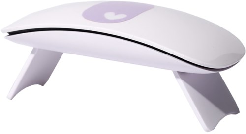 Een witte computermuis op een standaard met een paarse logo bovenop.