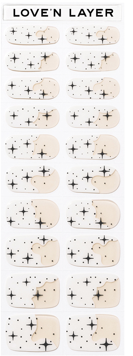 Een set pleisters met een schattig ontwerp van beige beren en kleine zwarte sterren, getiteld "LOVE'N LAYER."