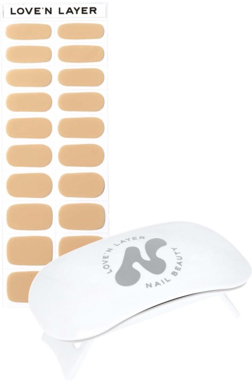Et lagermal for negler og en hvit UV-nagellampe med logoen 'Love 'N Layer' for neglekunst.