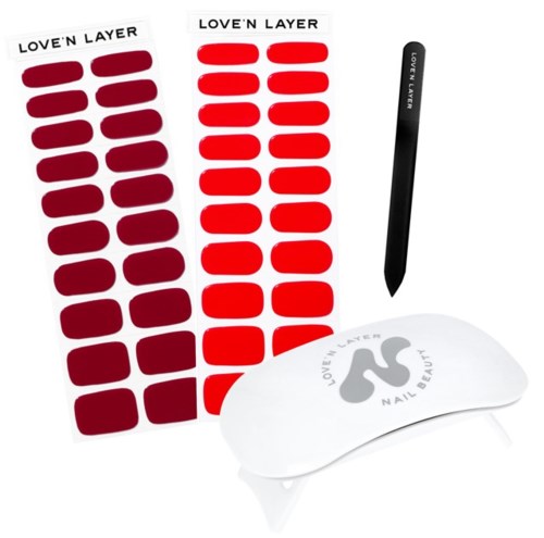 To ark med røde neglelakkprøver og et svart negleverktøy med 'Love'n Layer'-tekst, samt en hvit neglegel-enhet.