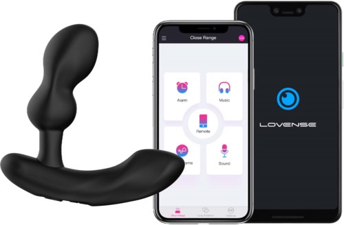 Een zwart seksspeeltje, twee smartphones met app-schermen en een Lovense-logo op een andere telefoon.