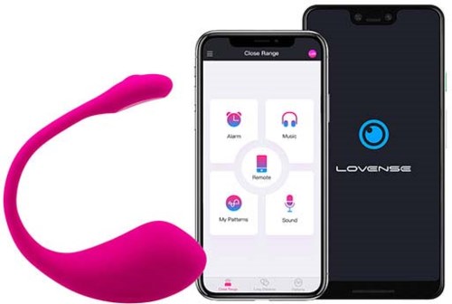 Een roze draagbaar apparaat naast een smartphone met app-bediening voor alarm, muziek, afstandsbediening, patronen en geluid. Op het scherm staat "Lovense."