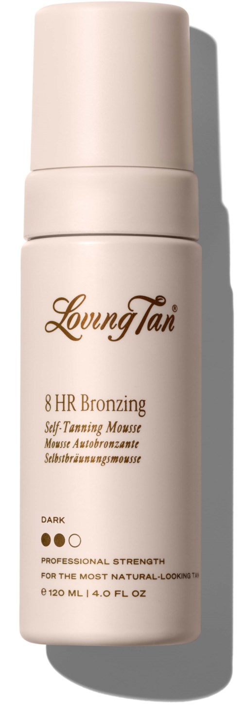 Beige spuitfles met 'Loving Tan 8 HR Bronzing' voor zelfbruin, met donkere en lichte stippen die tint aangeven.