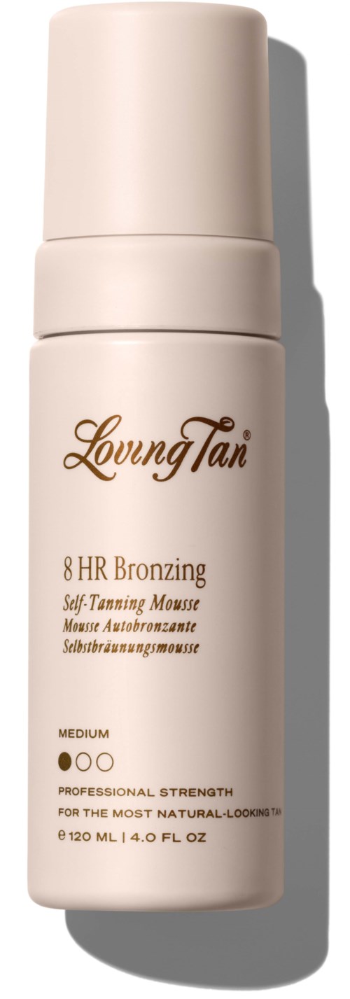 Een beige fles Loving Tan zelfbruinende mousse met '8 HR Bronzing' label, medium, 120 ml.