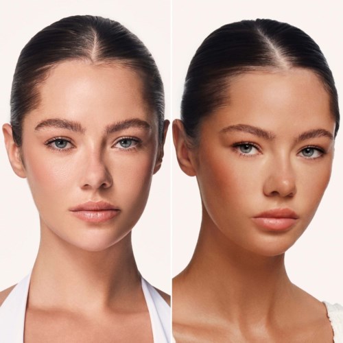 Twee vrouwen met donker haar, een heldere huid en een neutrale uitdrukking, poseren voor een effen achtergrond.
