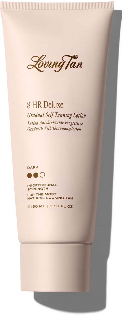 Een beige tube LovingTan zelfbruiningslotion met tekst, waaronder '8 HR Deluxe' en 'Dark,' staand.