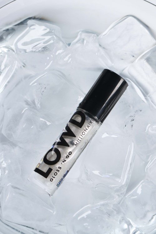 Lippenbalsem tube ligt op ijsblokjes. Het productlabel zegt 'L.O.V GLOSS & GO'.