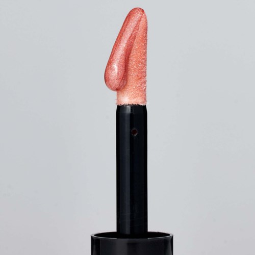 Een make-upkwast vormgegeven als een lipstick met roze, glanzend product op de punt.
