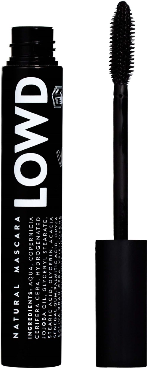 Een zwarte mascara tube met een borsteltje, gelabeld 'LOWD' en wat beschrijvende tekst aan de zijkant.