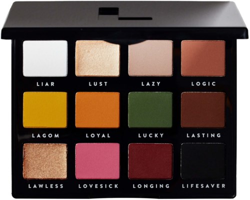 Een palette met 12 oogschaduwkleuren met namen zoals 'Liar' en 'Lust', van wit tot zwart en heldere tinten.