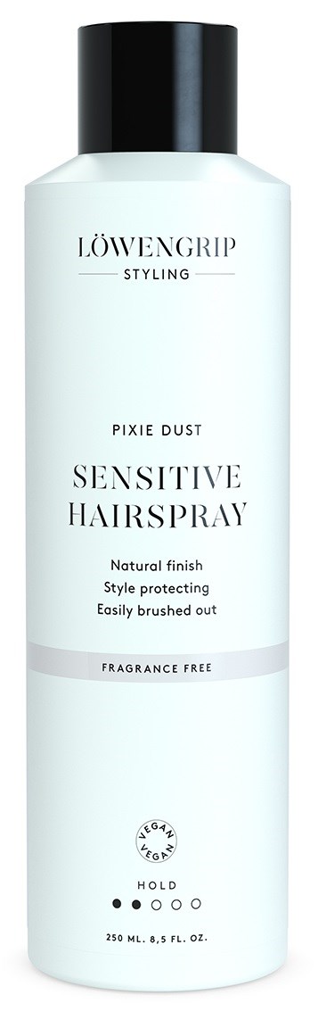 Eine lange, weiße Flasche mit schwarzem Deckel, gekennzeichnet 'LÖWENGRIP' für Sensitiv Haarspray, parfumfrei, 250 ml.