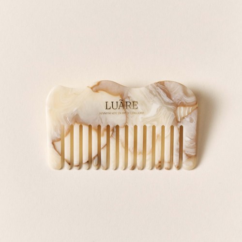 Ein Haarshaar mit Marmor-Muster, Marke "LUÈRE" und "Handmade in Switzerland."