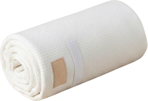 Ein weißes, gerolltes Stoff- oder Handtuch mit einem beigen Fleck und einem weißen Etikett.