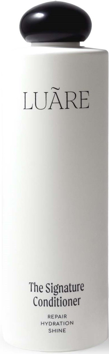 Eine weiße Flasche mit großem schwarzen Deckel, beschriftet 'LUARE' und 'The Signature Conditioner' für Haarpflege.