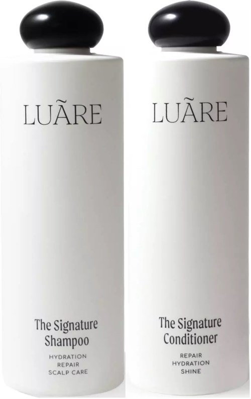 Zwei weiße Flaschen mit schwarzen Kapseln, beschriftet 'LÜRÄ' für Shampoo und Conditioner, Haarpflege.