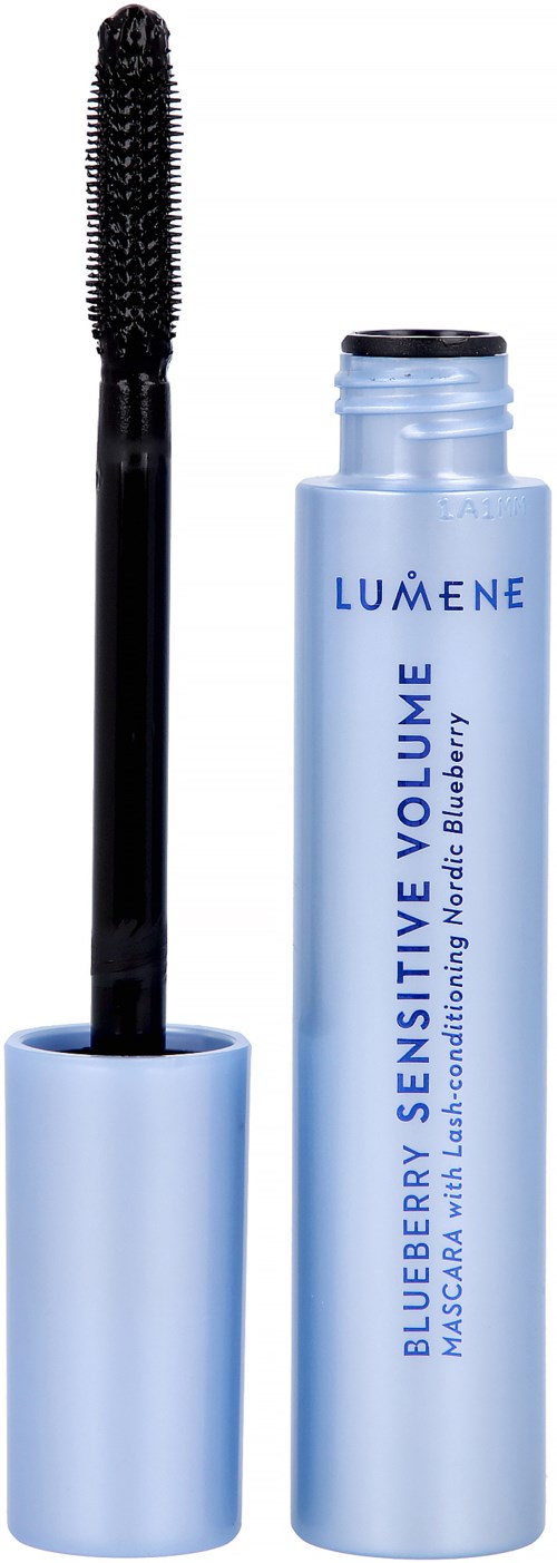 Sininen ja musta maskarapurkki, jossa harja on vedetty ulos, merkitty "LUMENE" ja "BLUEBERRY SENSITIVE VOLUME."