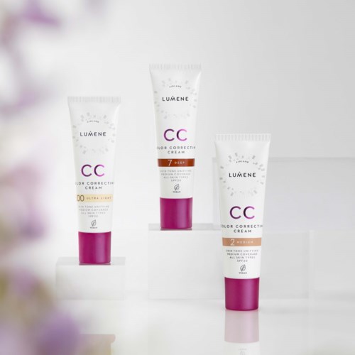 Drei Tuben Lumene CC Color Correcting Cream mit SPF, nummeriert 00, 7, und 2, auf weißen Plattformen.