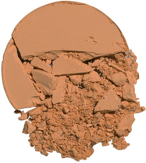 Zerbrochene pfirsichfarbene Puder und Stücke eines gepressten Kosmetikprodukts mit einer gebogenen Form.