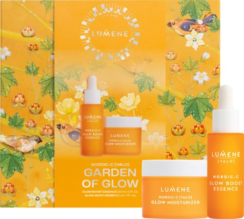 Lumene Nordic-C Glow Boost Essence ja Glow Moisturizer pakkauksia keltaisella ja vihreällä lehtitaustalla.