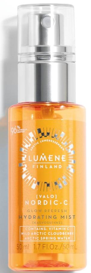 Een kleine oranje fles met zilveren pomp, labelt als Lumene Valo Nordic C Hydrating Mist, bevat vitamine C en glow-ingrediënten.