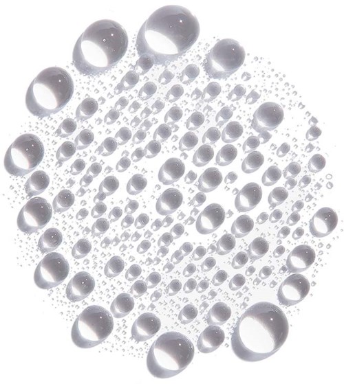 Veel waterdruppels van verschillende maten verzameld op een oppervlak, met reflecties en doorzichtigheid.