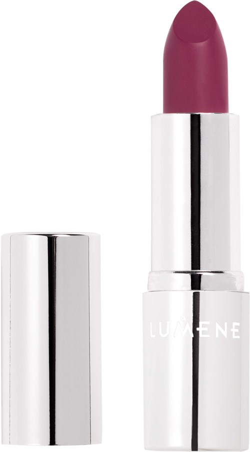 Ein Lippenstift in einer silbernen und weißen Hülse, mit dunkelrosa Farbton. Der Deckel ist offen und daneben.