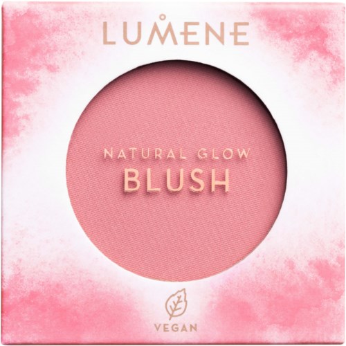 Roze blush in een ronde verpakking, gelabeld 'Lumene Natural Glow Blush,' vegan product, op roze achtergrond.