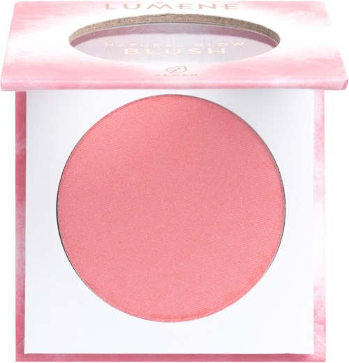 Een roze blush-combinatie met een ronde schoonheidsproduct erin, omgeven door een lichtroze en witte doos.