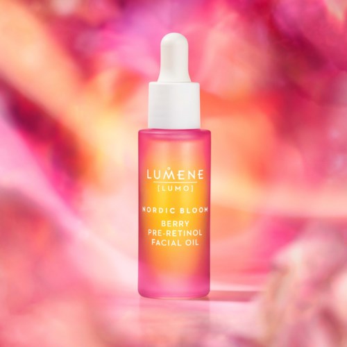 Een kleine roze en oranje fles met pipet, gelabeld Lumene Nordic Bloom Berry Pre-Retinol Facial Oil.