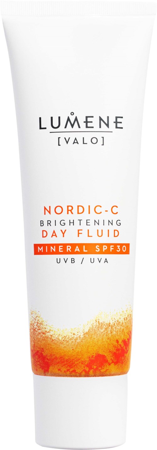 Een witte tube Lumene VALO Nordic-C Brightening Day Fluid met SPF 30 en UV-bescherming. Oranjekleurig ontwerp onderaan.