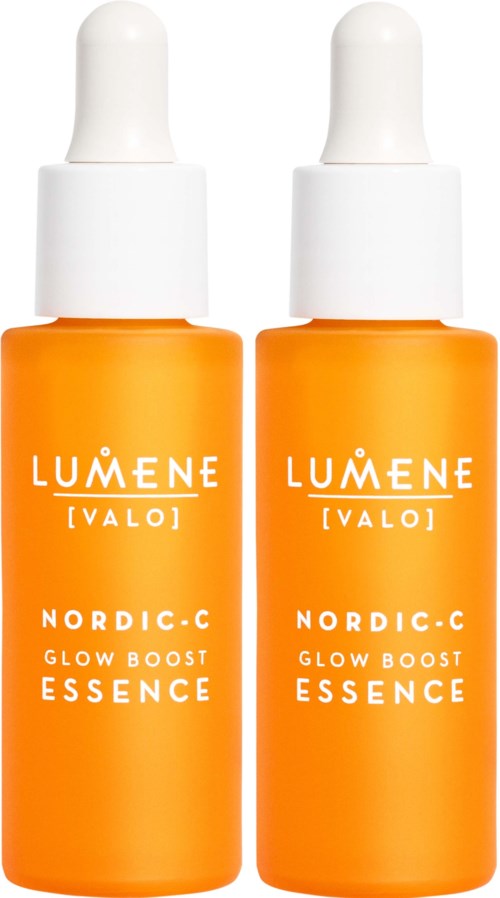 Två orange flaskor med vita lock och pipettlock, märkta Lumene Nordic-C Glow Boost Essence.