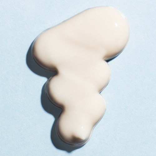 Een tweede van witte room met een gladde, glanzende textuur op een lichtblauwe achtergrond.