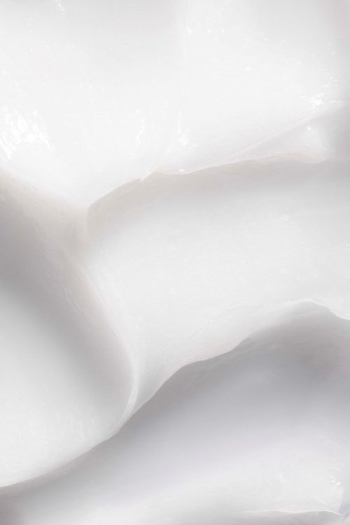 Gladde, gebogen witte oppervlakken vormen een zachte, abstracte vorm met subtiele schaduwen en highlights.