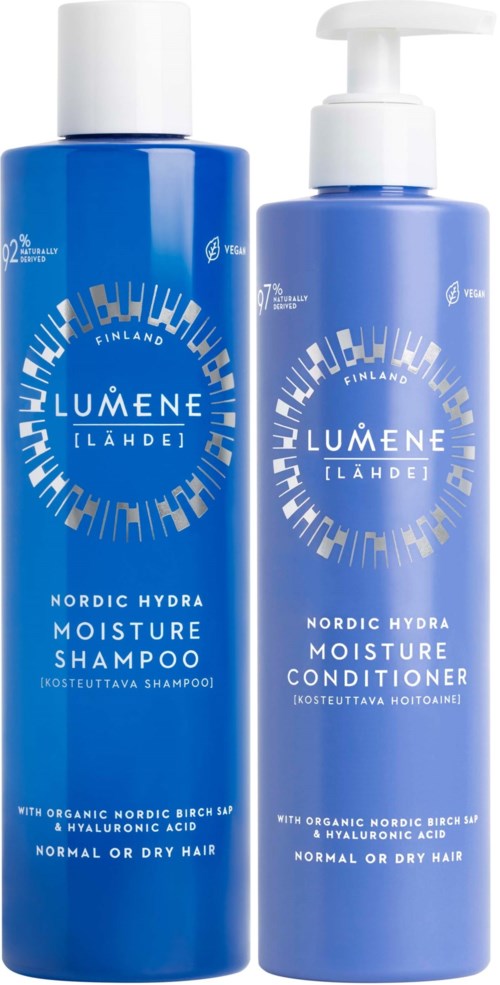 Twee blauwe flessen, één voor shampoo en één voor conditioner, gelabeld 'Nordic Hydra Moisture' voor normaal of droog haar.