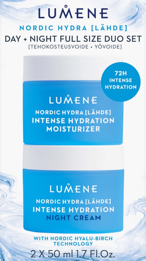 Huidverzorgingsset met dag- en nachtcrème. De verpakking is voornamelijk wit en blauw, bevordert hydratatie.