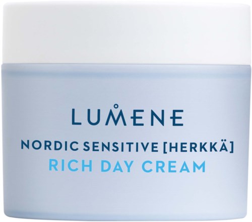 Een witte pot met blauwe en donkerblauwe tekst, gelabeld als Lumene Nordic Sensitive Rich Day Cream.