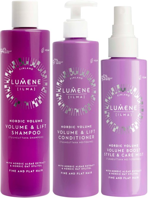 Drie paarse haarverzorgingsflessen: shampoo, conditioner en stylingspray, met witte doppen en etiketten. Scandinavisch ontwerp.