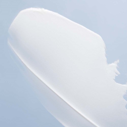 Een witte ijslolly op een stokje met een hap eruit. Het ligt op een lichtblauwe achtergrond.