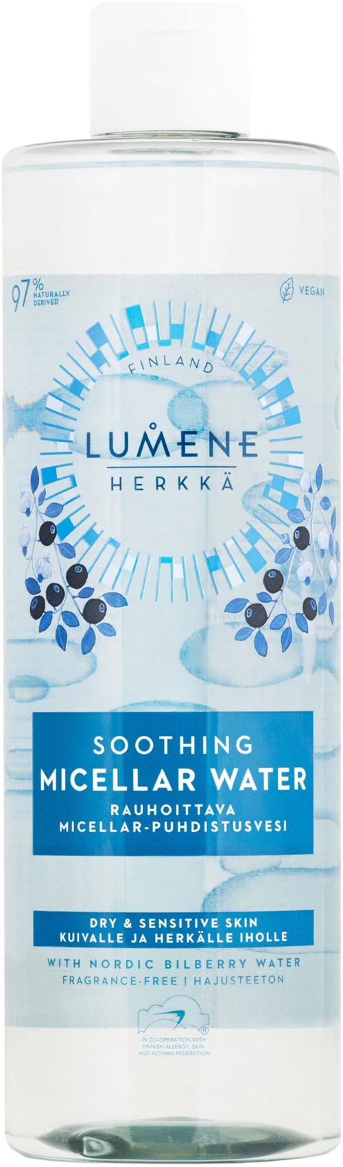Een doorzichtige fles met blauw en wit label, gelabeld "Lumene Herkka" verzachtende micellair water, met Fins tekst en bosbessenafbeeldingen.