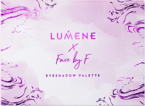 Bildet visar en makeuppalettbox med rosa och lavendelfärger, text och dekorativa virvlar.