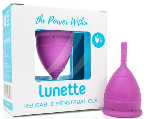 En lilla gjenbrukbar menstruasjonskopp med rosa emballasje og en eske med tittelen "Lunette."