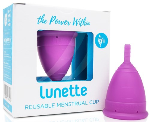 En lilla gjenbrukbar menskopp i en hvit eske med blå tekst, merket 'Lunette' og 'The Power Within'.